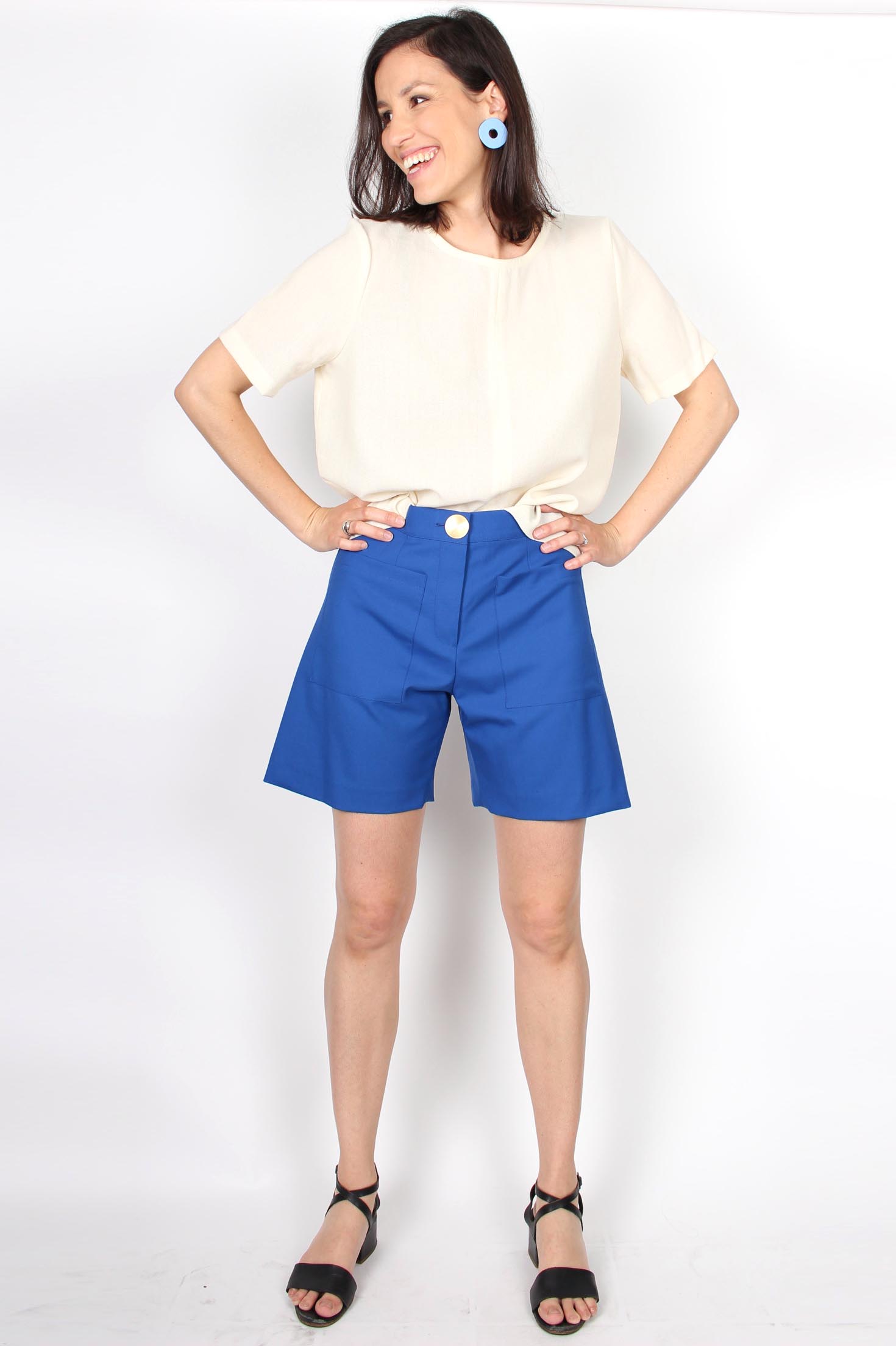 https://www.atode.fr/wp-content/uploads/2022/05/Short-bleu-roi-chic-femme-en-laine-froide4.jpg